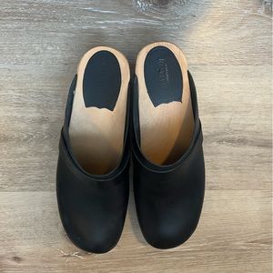 Size 41 black Swedish hasbeens